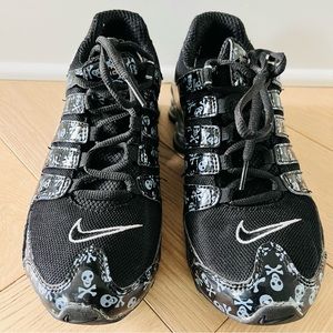 Rare Nike Shox Black Skull & Cross Bones Running Shoes Size 8 US 305586
